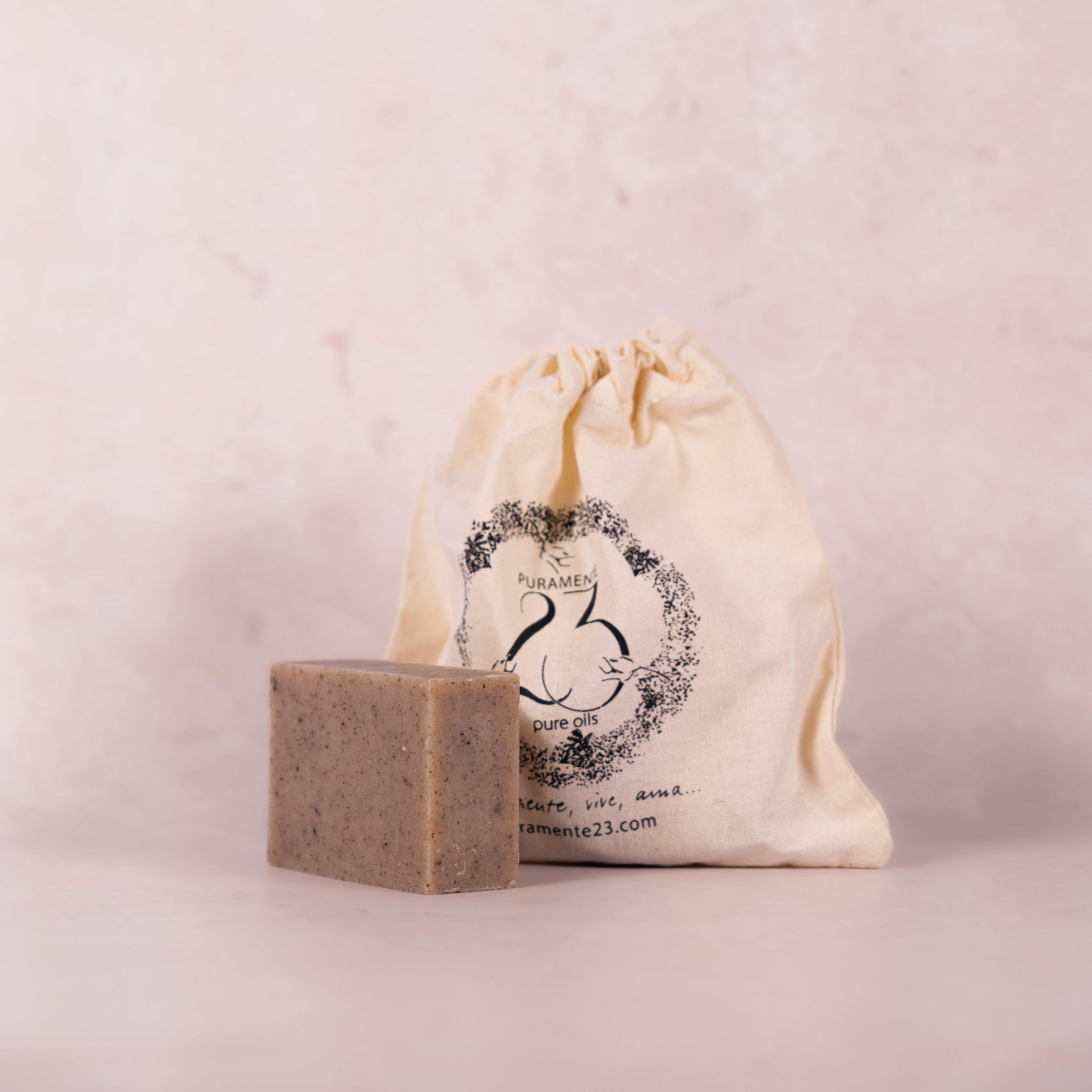 Jabón artesanal calmante con aceite de cáñamo y regaliz – Puramente 23