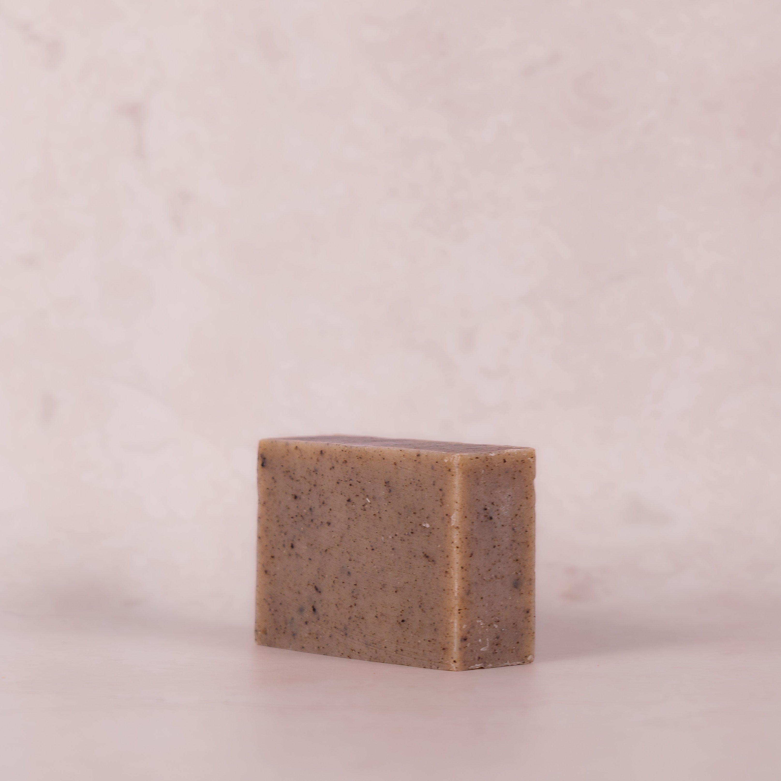 Jabón artesanal calmante con aceite de cáñamo y regaliz – Puramente 23