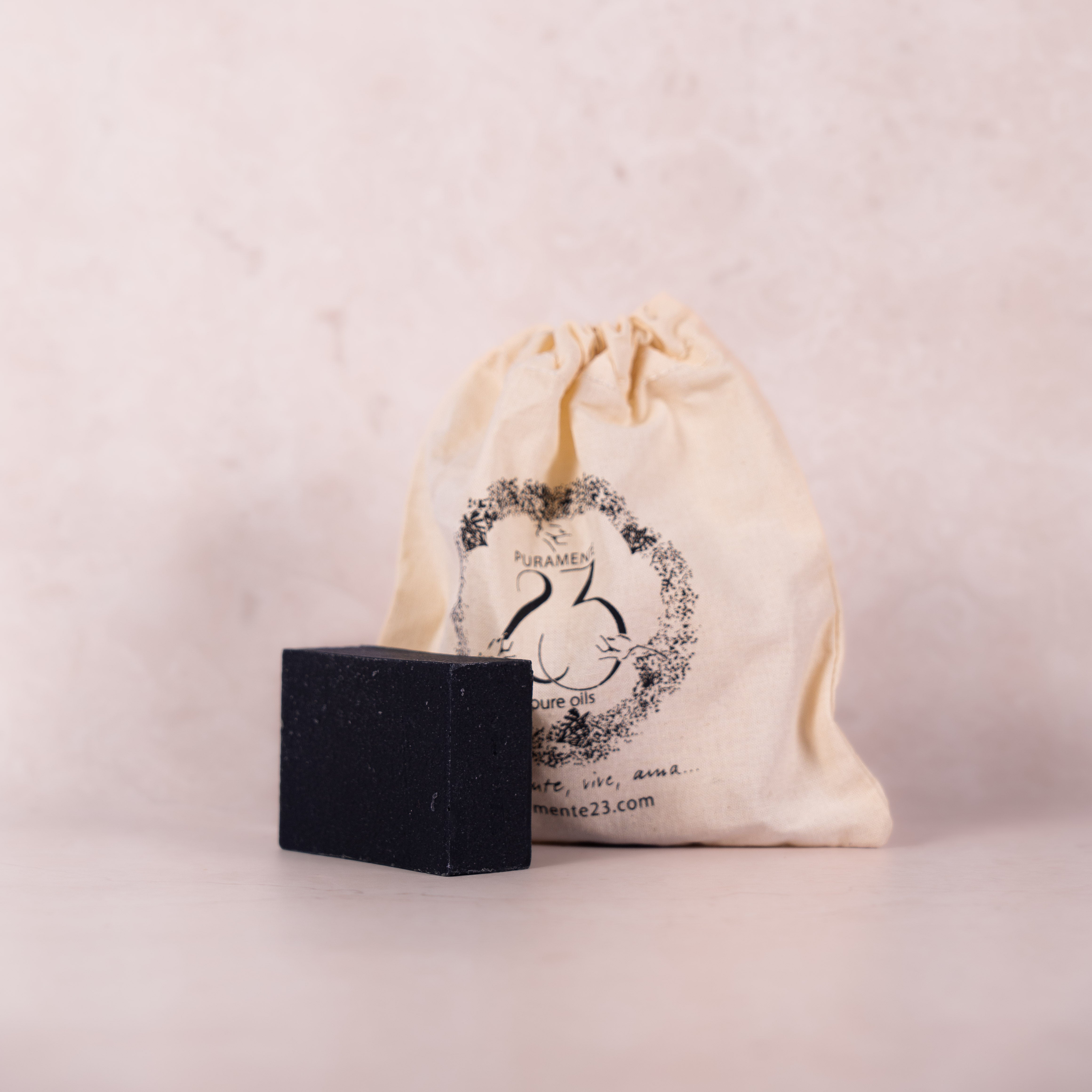 Jabón artesanal con carbón activado y para piel grasa o acneica – Puramente 23