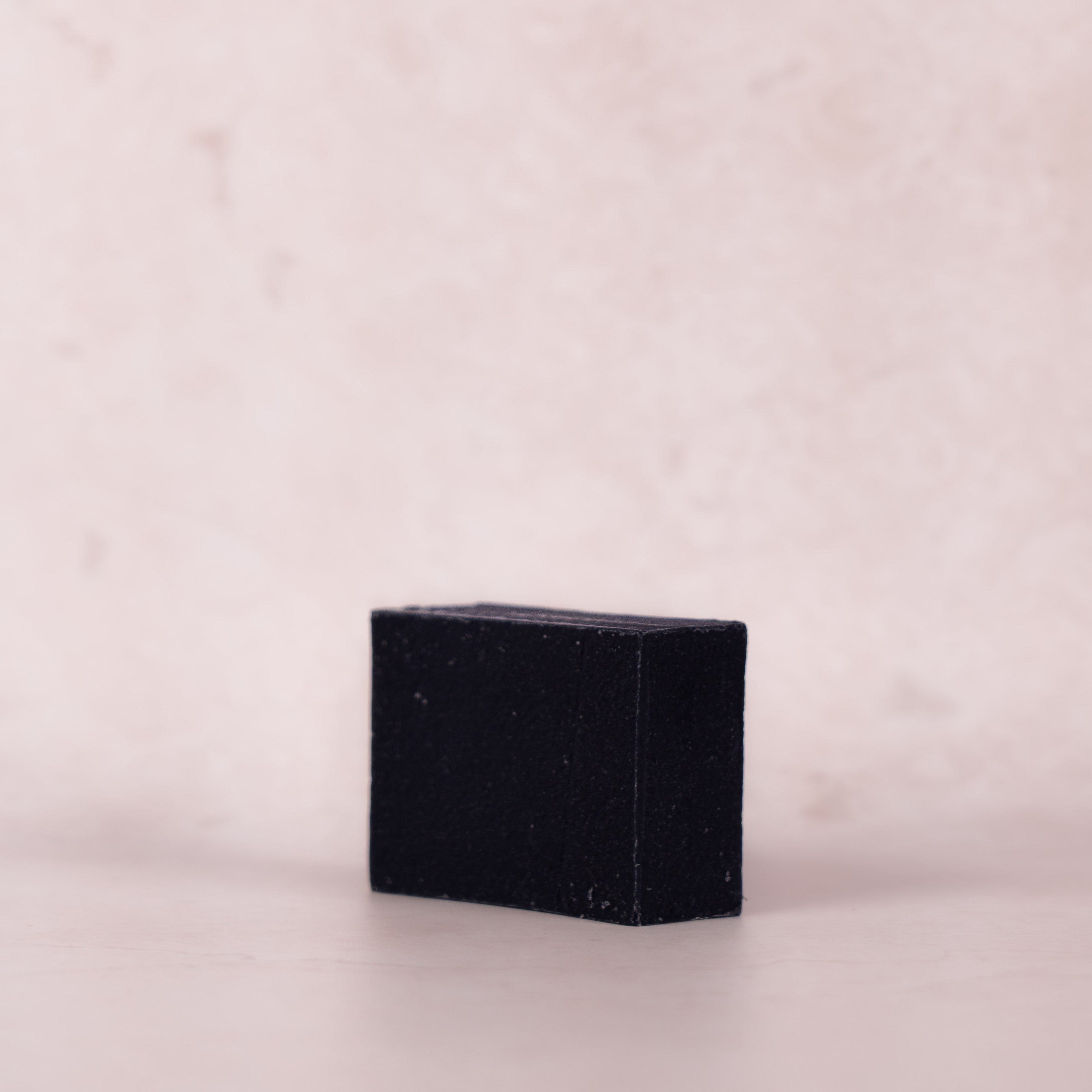 Jabón artesanal con carbón activado y para piel grasa o acneica – Puramente 23