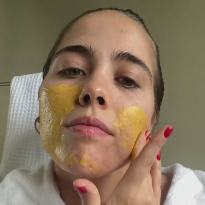 Mascarilla facial iluminadora natural con cúrcuma y azafrán – Puramente 23